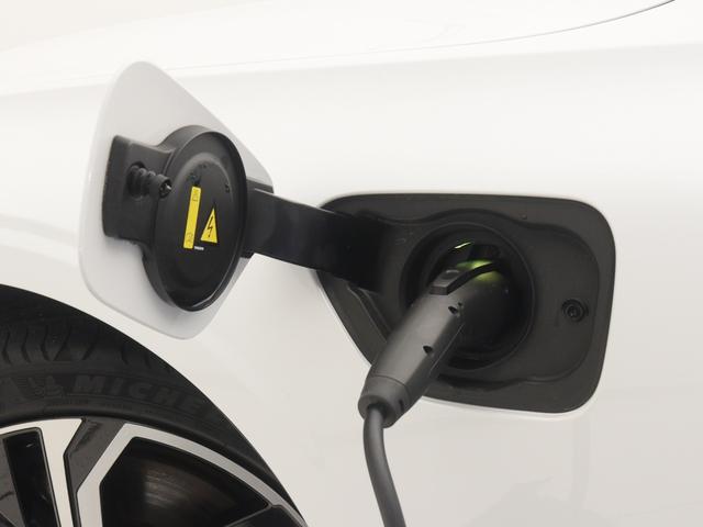 S60 リチャジアルティメットT6AWDプラグインハイブリド PHEV サンルーフ 社用車 Google搭載 ドラレコ 白革 harman/kardon 前後シートヒーター ステアリングヒーター リラクゼーション機能 クリスタルシフトノブ 19インチAW(8枚目)