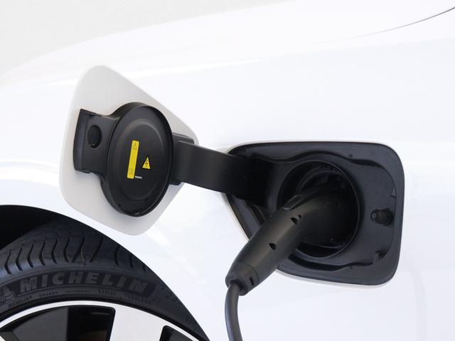 V60 ウルトラ T6 AWD プラグインハイブリッド PHEV サンルーフ 社用車 Google搭載 harman/kardon デジタルルームミラー クリスタルシフトノブ リニアライムウッドパネル 前後シートヒーター ステアリングヒーター 19AW(8枚目)