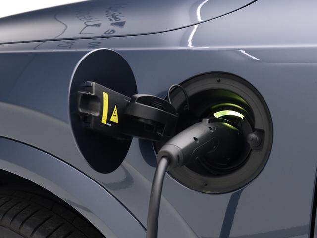 XC90 リチャージアルテメットT8AWDプラグインハイブリド PHEV サンルーフ エアサス 2023年モデル 3列7人乗り Google搭載 ドラレコ harman/kardon 白革 グレーアッシュウッドパネル クリスタルシフトノブ 前後シートヒーター(8枚目)