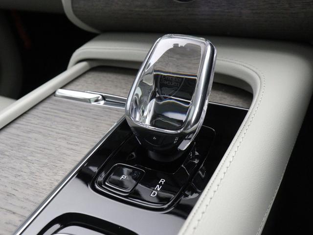 XC90 リチャージアルテメットT8AWDプラグインハイブリド PHEV サンルーフ エアサス 2023年モデル 3列7人乗り Google搭載 ドラレコ harman/kardon 白革 グレーアッシュウッドパネル クリスタルシフトノブ 前後シートヒーター(24枚目)