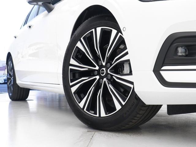 V60 アルティメット B4 Google搭載 ドラレコ 48V harman/kardon クリスタルシフトノブ ドリフトウッドパネル 前後シートヒーター リラクゼーション機能 ステアリングホイールヒーター 18インチAW(7枚目)