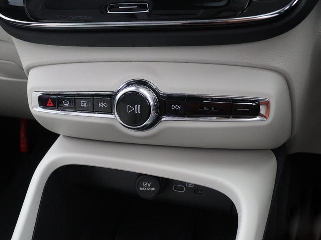 �����L������s�@�̎p�����`�[�t�ɂ����X�C�b�`�p�l���́A����ɕK�v�ȃ{�^����X�C�b�`�����炷���ƂŁA���R�Ƃ��ė��������̂���A�����ɂ��X�E�F�[�f���炵���������������ԂƂ��Ă��܂��B