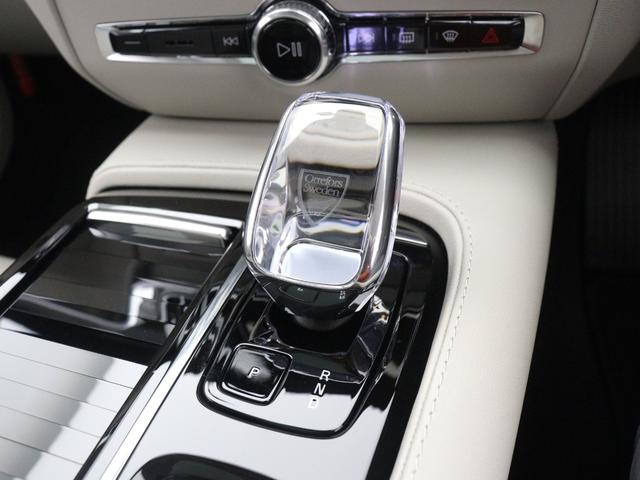 �X�E�F�[�f���ł��Â����m�[�x���ܔӎ`��ɋ������A�`���̃I���t�H�X�А��N���X�^���K���X���̗p�����V�t�g�m�u�B���k�ȃG�b�`���O���A�H�Ɛ��i�ł���ƂƂ��Ɍ|�p��i�ł��邱�Ƃ𕨐Â��Ɏ咣���܂��B