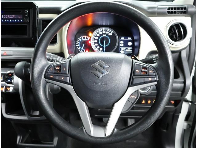 デザインもよく、居心地のよい運転席ですね。分かりやすいスイッチ類ですから操作もしやすく運転をサポートします。ぜひご来店いただき、実際にお座りいただいてステアリングを握ってみてください！