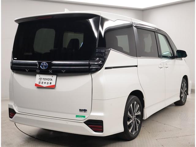 ヴォクシー ハイブリッドＳ－Ｚ　パワーウィンドウ　ＤＶＤ再生機能　インテリキー　横滑防止装置　地デジＴＶ　アクティブクルーズコントロール　フルオートエアコン　リアカメラ　エアバッグ　ＡＢＳ　１００Ｖ充電　ナビＴＶ　ＷＡＣ　キーレス（3枚目）