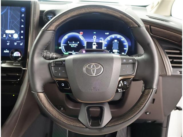 デザインもよく、居心地のよい運転席ですね。分かりやすいスイッチ類ですから操作もしやすく運転をサポートします。ぜひご来店いただき、実際にお座りいただいてステアリングを握ってみてください！