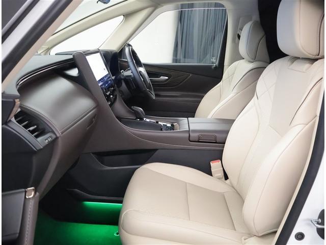 バックモニター付き。駐車の際のサポートとなり、必須アイテムのひとつですよね。それでも、バックする際は必ずご自身の目で確認をしてください。パノラミックビューで上から見下ろした視点でも確認できます！