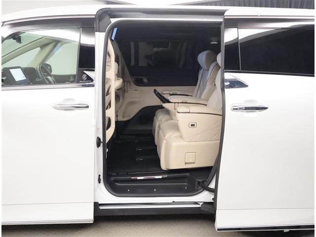 スライドドアの良いところは、乗り降りしやすく、隣の車両にドアをぶつける心配がないことですよね。両側電動スライドドアですから、運転席から開け閉めが操作できますよ。