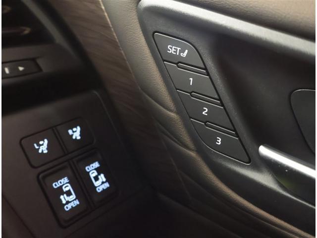 バックモニター付き。駐車の際のサポートとなり、必須アイテムのひとつですよね。それでも、バックする際は必ずご自身の目で確認をしてください。パノラミックビューで上から見下ろした視点でも確認できます！