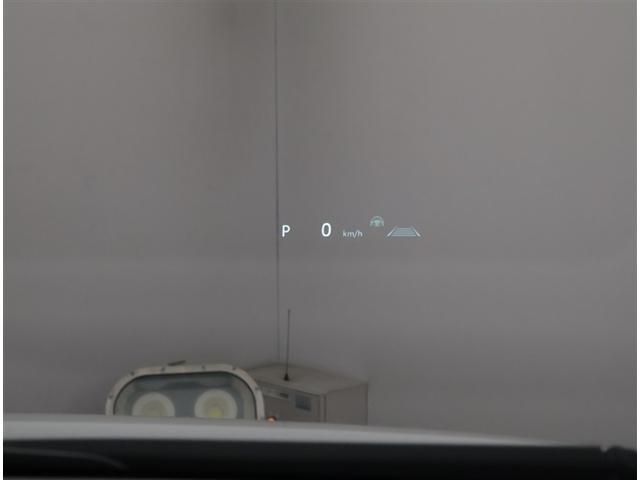 バックモニター付き。駐車の際のサポートとなり、必須アイテムのひとつですよね。それでも、バックする際は必ずご自身の目で確認をしてください。パノラミックビューで上から見下ろした視点でも確認できます！