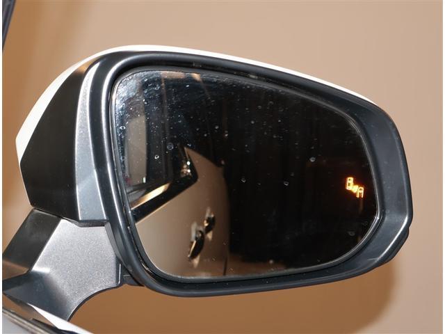 予防安全機能の１つ、ブラインドスポットモニター付き。隣の車線を走る車両をレーダーで検知し、ドアミラーでは確認しにくい後測方エリアに存在する車両に加えて、急接近してくる車両も検知します。