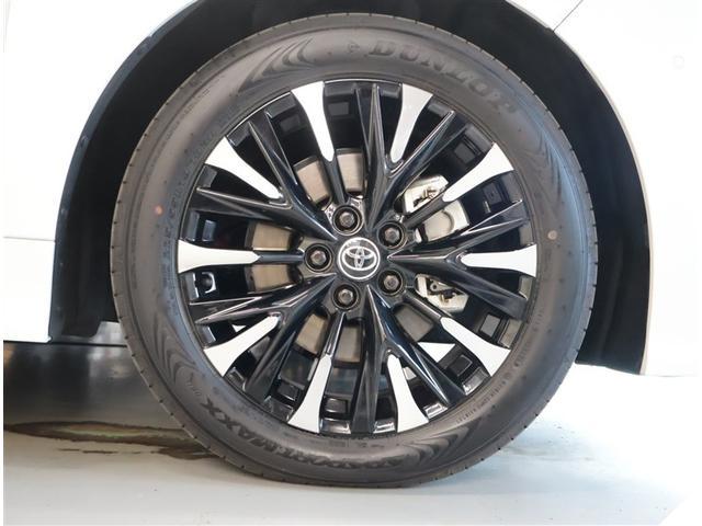 純正アルミホイール。デザインが素敵ですね。お車全体のイメージ変わりますね。ホイールの重量やタイヤの放熱性など性能面に大きく関わる部分ですよね。タイヤサイズは　２２５／６５Ｒ１７　です。