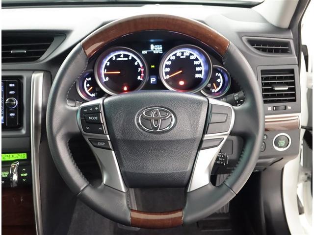 デザインもよく、居心地のよい運転席ですね。分かりやすいスイッチ類ですから操作もしやすく運転をサポートします。ぜひご来店いただき、実際にお座りいただいてステアリングを握ってみてください！