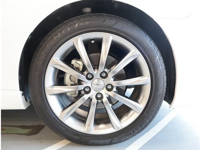 純正アルミホイール。デザインが素敵ですね。お車全体のイメージ変わりますね。ホイールの重量やタイヤの放熱性など性能面に大きく関わる部分ですよね。タイヤサイズは　２３５／４５Ｒ１８　です。