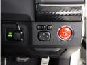 お車のキーはスマートキーです。キーを身につけた状態で車に近づき、ドアロックの解錠や施錠操作が出来ます。雨の日など両手がふさがっている時など、とっても便利ですね。