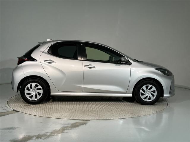 ヤリス Ｇ　カーナビ　点検記録簿　Ｂカメラ　エアコン　スマートキー＆プッシュスタート　ドライブレコーダー　メモリーナビゲーション　イモビ　横滑り防止システム　クルーズＣ　ＡＢＳ　パワーウィンドウ　Ｗエアバック（3枚目）