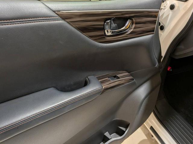 エルグランド 250ハイウェイスター フリップダウンモニター/黒ハーフレザーシート/両側電動スライドドア/クルーズコントロール/ETC/純正ナビ/地デジ/Bluetooth/バックカメラ/HIDオートライト/純正18AW(46枚目)