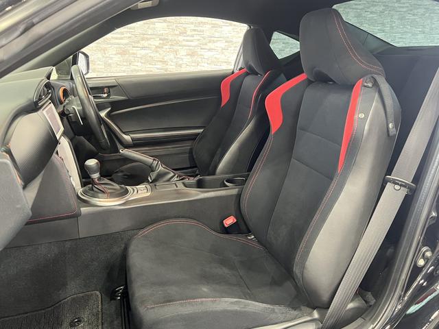 ８６ ＧＴ　ＴＲＤリアスポイラー／純正リアバンパーガーニッシュ／ＶＳＣスポーツモード／パドルシフト／スマートキー／ＥＴＣ／純正ナビ／Ｂｌｕｅｔｏｏｔｈ／バックカメラ／ＨＩＤオートライト／純正ＡＷ（32枚目）