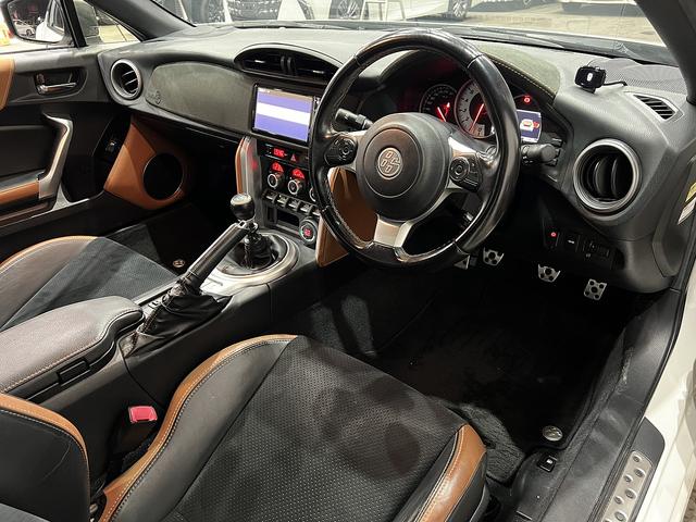 86 GTリミテッド ブラックパッケージ 後期/1オーナー/6速MT/前後ブレンボキャリパー/半革シート/シートヒーター/クルコン/クリアランスソナー/TRACKスイッチ/ETC/純正ナビ/バックカメラ/LEDオートライト/純正AW(23枚目)