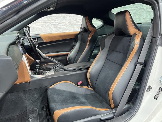 86 GTリミテッド ブラックパッケージ 後期/1オーナー/6速MT/前後ブレンボキャリパー/半革シート/シートヒーター/クルコン/クリアランスソナー/TRACKスイッチ/ETC/純正ナビ/バックカメラ/LEDオートライト/純正AW(33枚目)