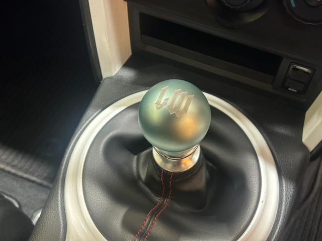 ＢＲＺ Ｒ　６速ＭＴ／チャージスピードＦエアロ／ＴＲＤＳエアロ／バリスＲバンパー／ＷＯＲＫ１８ＡＷ／レッグモータースポーツカーボンボンネット／ダズフェローズヘッドライト／ヴァレンティテール／純正ナビ／バックカメラ（7枚目）