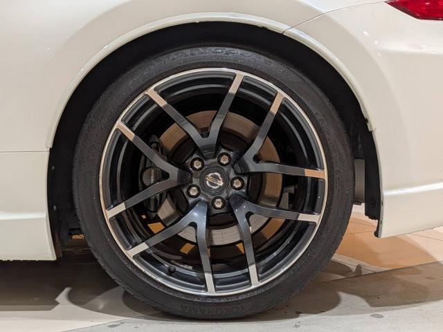 フェアレディＺ バージョンニスモ　専用エクステリア／ＮＩＳＭＯマフラー／専用黒半革シート／３連サブメーター／ＥＴＣ／パドルシフト／純正ナビ／Ｂｌｕｅｔｏｏｔｈ／純正１９ＡＷ／ＨＩＤオートライト（7枚目）
