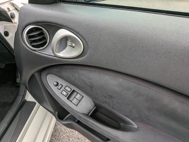フェアレディＺ バージョンニスモ　専用エクステリア／ＮＩＳＭＯマフラー／専用黒半革シート／３連サブメーター／ＥＴＣ／パドルシフト／純正ナビ／Ｂｌｕｅｔｏｏｔｈ／純正１９ＡＷ／ＨＩＤオートライト（37枚目）