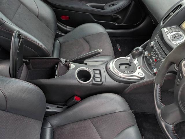 フェアレディＺ バージョンニスモ　専用エクステリア／ＮＩＳＭＯマフラー／専用黒半革シート／３連サブメーター／ＥＴＣ／パドルシフト／純正ナビ／Ｂｌｕｅｔｏｏｔｈ／純正１９ＡＷ／ＨＩＤオートライト（45枚目）