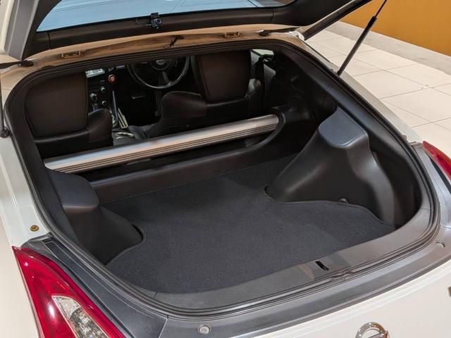 フェアレディＺ バージョンニスモ　専用エクステリア／ＮＩＳＭＯマフラー／専用黒半革シート／３連サブメーター／ＥＴＣ／パドルシフト／純正ナビ／Ｂｌｕｅｔｏｏｔｈ／純正１９ＡＷ／ＨＩＤオートライト（51枚目）