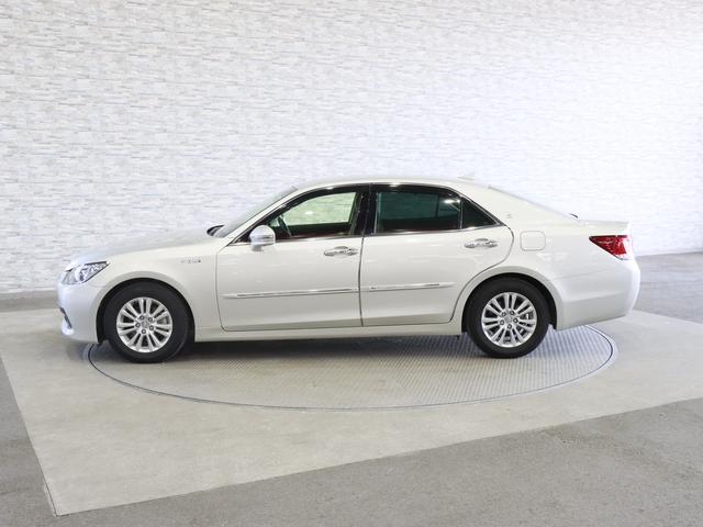 クラウンハイブリッド ロイヤルサルーンＧ　電動メモリーシート／シートヒーター／レーダークルコン／クリアランスソナー／オートマチックハイビーム／ステアリングヒーター／ヘッドライトウォッシャー／パノラミックビューモニター／純正ナビ／純正ＡＷ（12枚目）