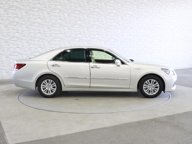 クラウンハイブリッド ロイヤルサルーンＧ　電動メモリーシート／シートヒーター／レーダークルコン／クリアランスソナー／オートマチックハイビーム／ステアリングヒーター／ヘッドライトウォッシャー／パノラミックビューモニター／純正ナビ／純正ＡＷ（13枚目）