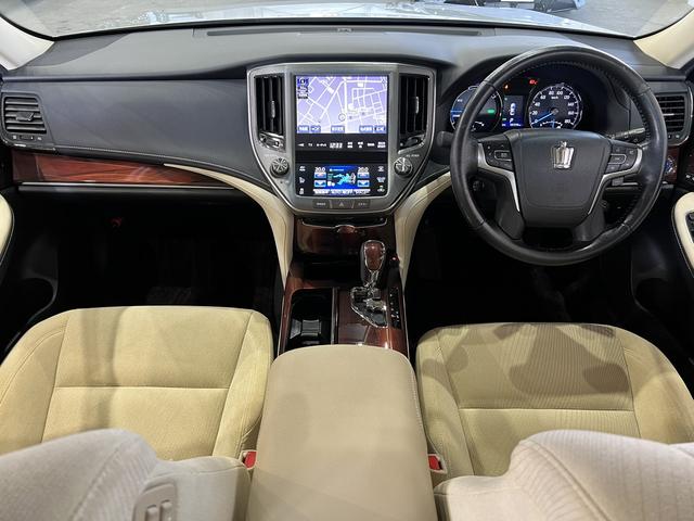 クラウンハイブリッド ロイヤルサルーンＧ　電動メモリーシート／シートヒーター／レーダークルコン／クリアランスソナー／オートマチックハイビーム／ステアリングヒーター／ヘッドライトウォッシャー／パノラミックビューモニター／純正ナビ／純正ＡＷ（20枚目）