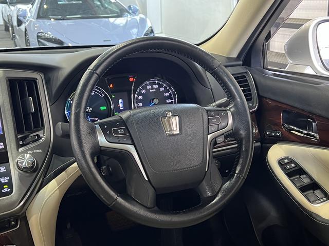 クラウンハイブリッド ロイヤルサルーンＧ　電動メモリーシート／シートヒーター／レーダークルコン／クリアランスソナー／オートマチックハイビーム／ステアリングヒーター／ヘッドライトウォッシャー／パノラミックビューモニター／純正ナビ／純正ＡＷ（21枚目）