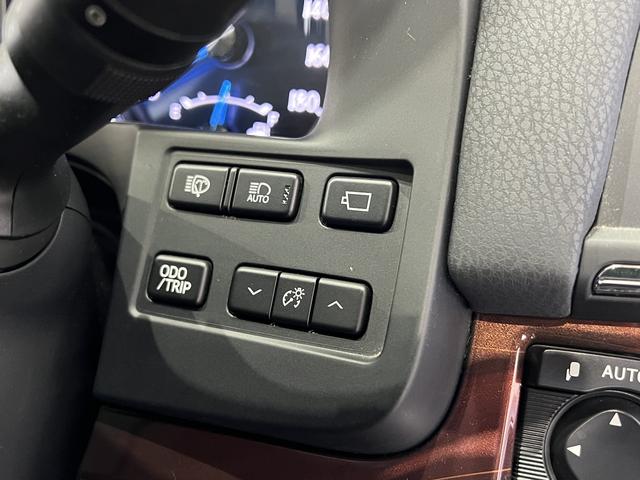 クラウンハイブリッド ロイヤルサルーンＧ　電動メモリーシート／シートヒーター／レーダークルコン／クリアランスソナー／オートマチックハイビーム／ステアリングヒーター／ヘッドライトウォッシャー／パノラミックビューモニター／純正ナビ／純正ＡＷ（25枚目）