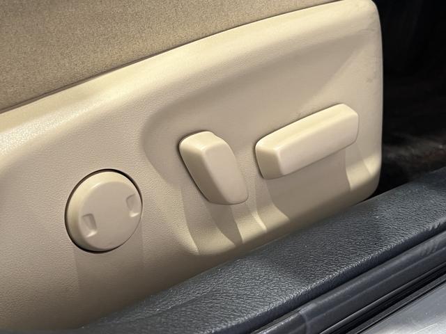 クラウンハイブリッド ロイヤルサルーンＧ　電動メモリーシート／シートヒーター／レーダークルコン／クリアランスソナー／オートマチックハイビーム／ステアリングヒーター／ヘッドライトウォッシャー／パノラミックビューモニター／純正ナビ／純正ＡＷ（29枚目）