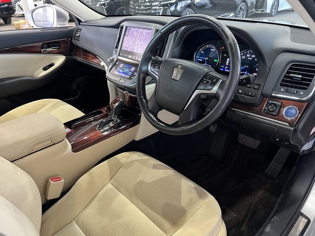 クラウンハイブリッド ロイヤルサルーンＧ　電動メモリーシート／シートヒーター／レーダークルコン／クリアランスソナー／オートマチックハイビーム／ステアリングヒーター／ヘッドライトウォッシャー／パノラミックビューモニター／純正ナビ／純正ＡＷ（30枚目）