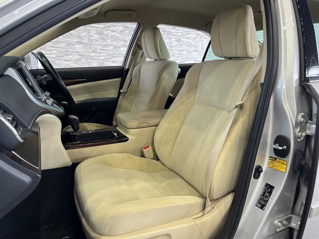 クラウンハイブリッド ロイヤルサルーンＧ　電動メモリーシート／シートヒーター／レーダークルコン／クリアランスソナー／オートマチックハイビーム／ステアリングヒーター／ヘッドライトウォッシャー／パノラミックビューモニター／純正ナビ／純正ＡＷ（36枚目）