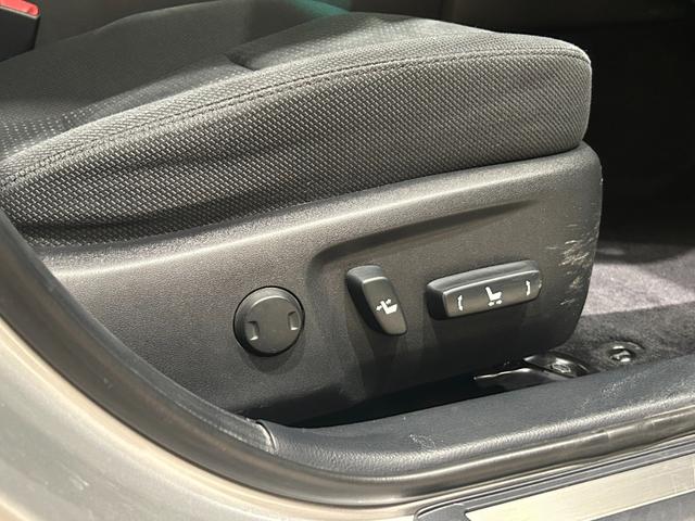 カムリ ハイブリッド　Ｇパッケージ　１オーナー／電動シート／クルーズコントロール／スマートキー／ＥＴＣ／横滑り防止装置／純正ナビ／Ｂｌｕｅｔｏｏｔｈ／バックカメラ／地デジ／ＨＩＤオートライト／純正ＡＷ（7枚目）