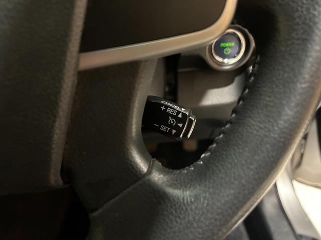 カムリ ハイブリッド　Ｇパッケージ　１オーナー／電動シート／クルーズコントロール／スマートキー／ＥＴＣ／横滑り防止装置／純正ナビ／Ｂｌｕｅｔｏｏｔｈ／バックカメラ／地デジ／ＨＩＤオートライト／純正ＡＷ（8枚目）