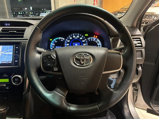 カムリ ハイブリッド　Ｇパッケージ　１オーナー／電動シート／クルーズコントロール／スマートキー／ＥＴＣ／横滑り防止装置／純正ナビ／Ｂｌｕｅｔｏｏｔｈ／バックカメラ／地デジ／ＨＩＤオートライト／純正ＡＷ（26枚目）