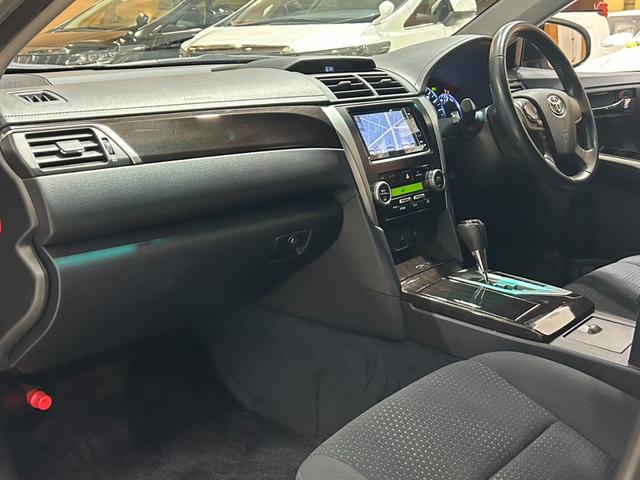 カムリ ハイブリッド　Ｇパッケージ　１オーナー／電動シート／クルーズコントロール／スマートキー／ＥＴＣ／横滑り防止装置／純正ナビ／Ｂｌｕｅｔｏｏｔｈ／バックカメラ／地デジ／ＨＩＤオートライト／純正ＡＷ（32枚目）