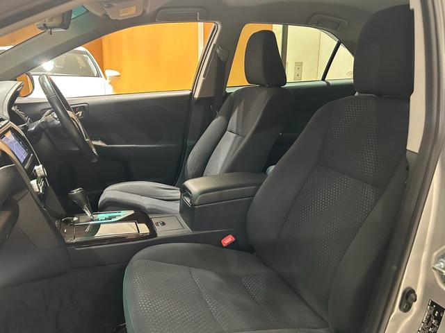 カムリ ハイブリッド　Ｇパッケージ　１オーナー／電動シート／クルーズコントロール／スマートキー／ＥＴＣ／横滑り防止装置／純正ナビ／Ｂｌｕｅｔｏｏｔｈ／バックカメラ／地デジ／ＨＩＤオートライト／純正ＡＷ（33枚目）