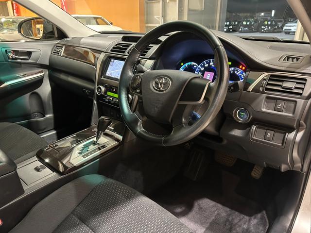 カムリ ハイブリッド　Ｇパッケージ　１オーナー／電動シート／クルーズコントロール／スマートキー／ＥＴＣ／横滑り防止装置／純正ナビ／Ｂｌｕｅｔｏｏｔｈ／バックカメラ／地デジ／ＨＩＤオートライト／純正ＡＷ（46枚目）