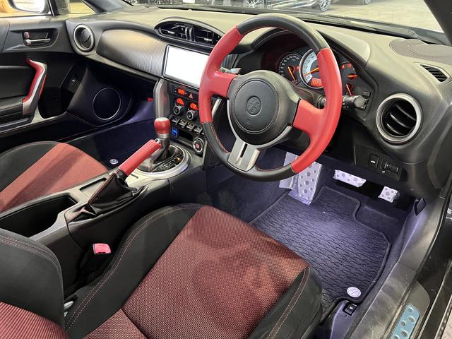 ８６ ＧＴ　純正ナビ／Ｂｌｕｅｔｏｏｔｈ／バックカメラ／地デジ／ＶＳＣスポーツモード／スマートキー／ＥＴＣ／横滑り防止装置／ＬＥＤオートライト／純正１７ＡＷ（20枚目）