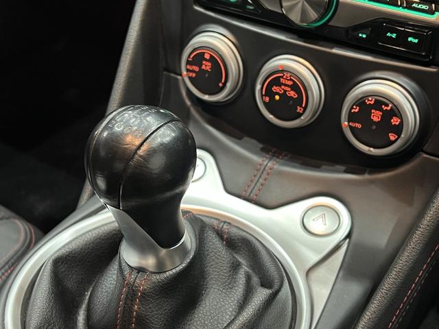 フェアレディＺ ニスモ　後期／１オーナー／専用エアロ／６速ＭＴ／黒ハーフ革シート／スマートキー／横滑り防止装置／ケンウッドオーディオ／ＨＩＤオートライト／純正ＡＷ（8枚目）