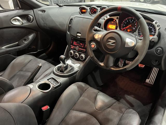 フェアレディＺ ニスモ　後期／１オーナー／専用エアロ／６速ＭＴ／黒ハーフ革シート／スマートキー／横滑り防止装置／ケンウッドオーディオ／ＨＩＤオートライト／純正ＡＷ（22枚目）