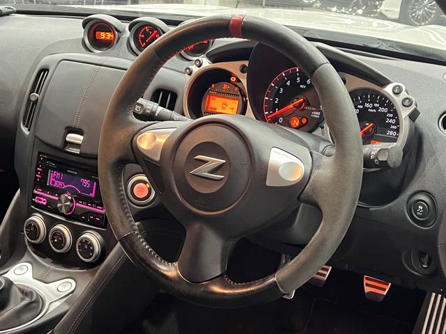 フェアレディＺ ニスモ　後期／１オーナー／専用エアロ／６速ＭＴ／黒ハーフ革シート／スマートキー／横滑り防止装置／ケンウッドオーディオ／ＨＩＤオートライト／純正ＡＷ（23枚目）