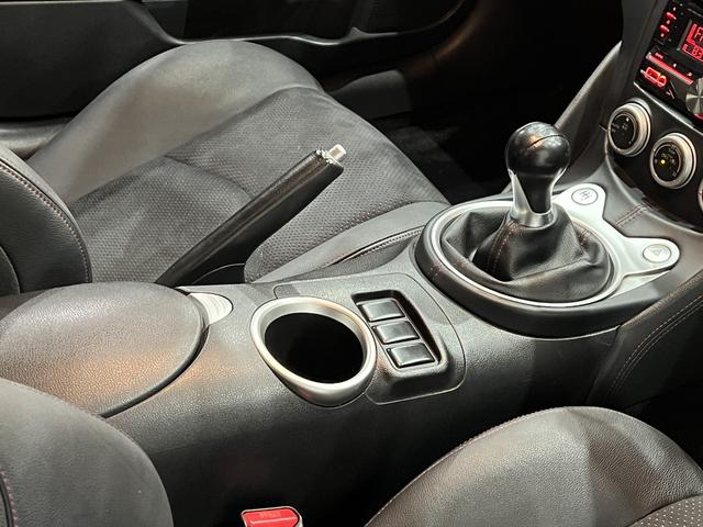 フェアレディＺ ニスモ　後期／１オーナー／専用エアロ／６速ＭＴ／黒ハーフ革シート／スマートキー／横滑り防止装置／ケンウッドオーディオ／ＨＩＤオートライト／純正ＡＷ（26枚目）