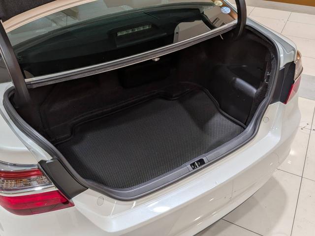 カムリ ハイブリッド　Ｇパッケージ　電動シート／クルーズコントロール／スマートキー／ＥＴＣ／横滑り防止装置／純正ナビ／Ｂｌｕｅｔｏｏｔｈ／バックカメラ／地デジ／ＨＩＤオートライト／純正ＡＷ（17枚目）