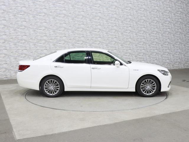 クラウンハイブリッド ロイヤルサルーン ブラックスタイル 電動シート/シートヒーター/レーダークルコン/クリアランスソナー/スマートキー/ETC/ステアリングヒーター/純正ナビ/Bluetooth/バックカメラ/HIDオートライト/純正AW(13枚目)